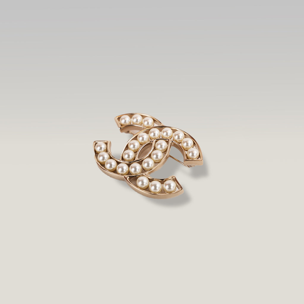 Chanel Spilla Vintage CC del 2015 in Metallo Dorato con Perle Bianche