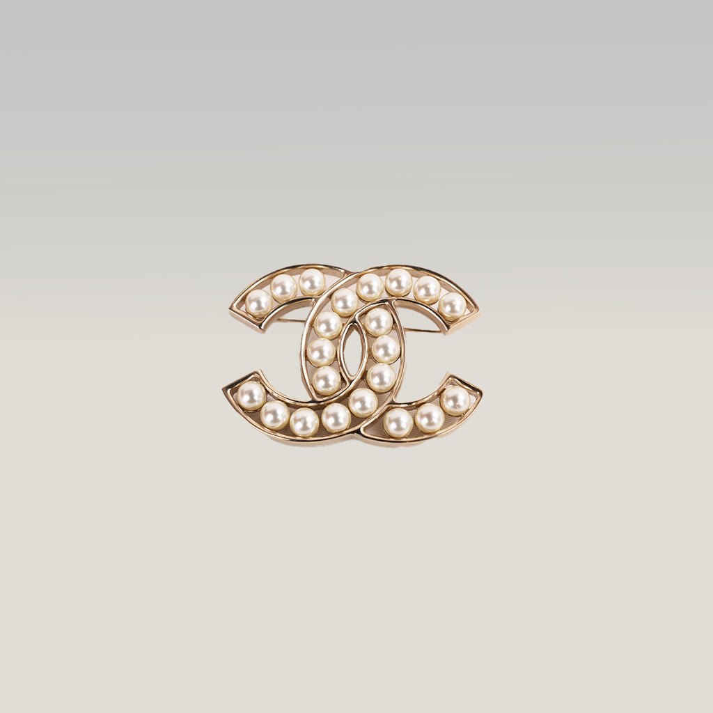 Chanel Spilla Vintage CC del 2015 in Metallo Dorato con Perle Bianche