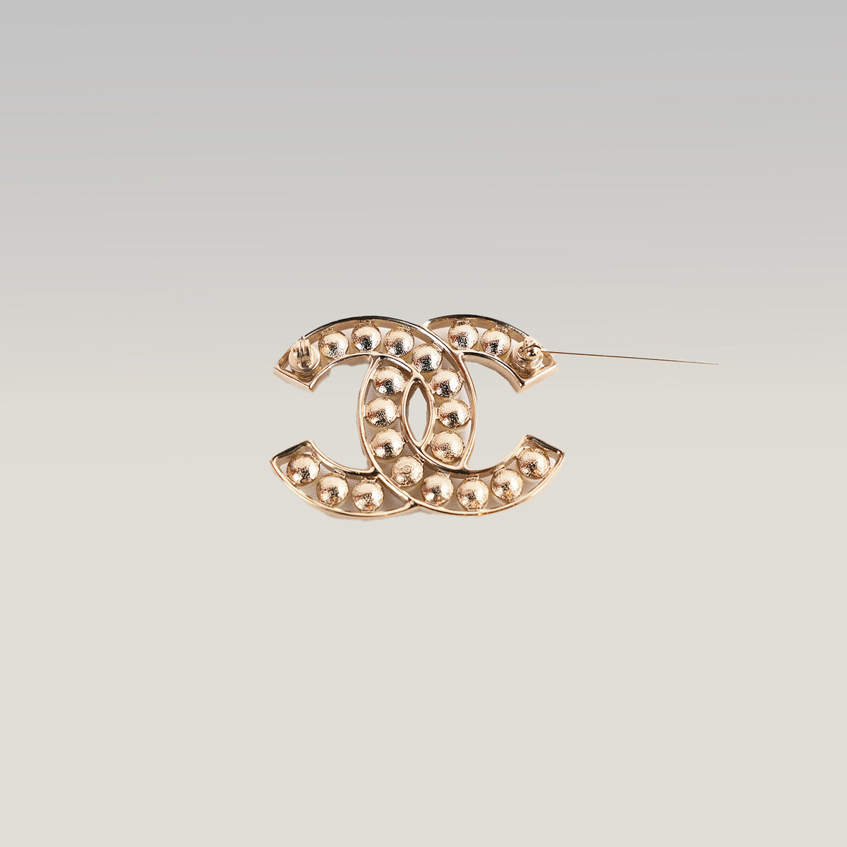 Chanel Spilla Vintage CC del 2015 in Metallo Dorato con Perle Bianche