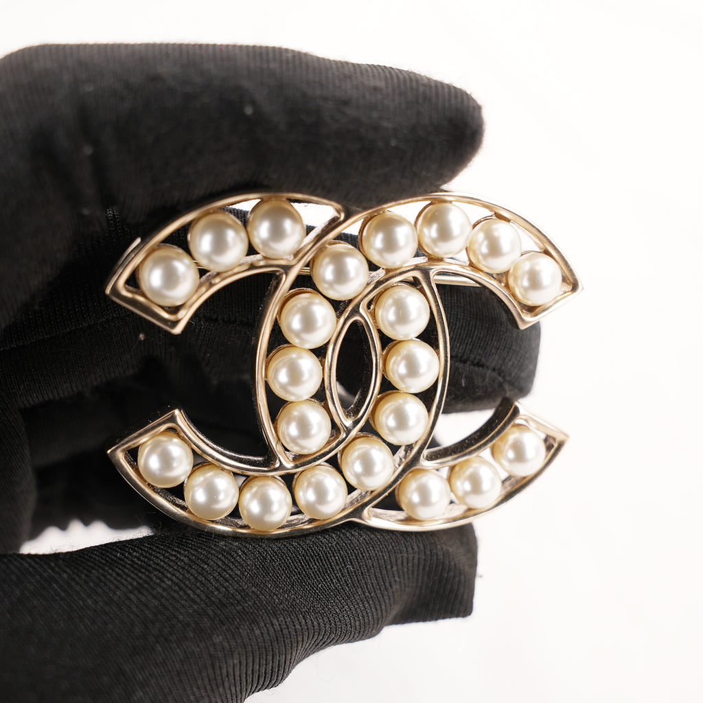 Chanel Spilla Vintage CC del 2015 in Metallo Dorato con Perle Bianche