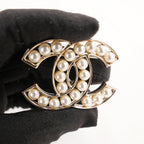Chanel Spilla Vintage CC del 2015 in Metallo Dorato con Perle Bianche