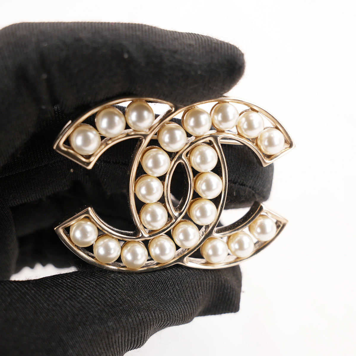 Chanel Spilla Vintage CC del 2015 in Metallo Dorato con Perle Bianche