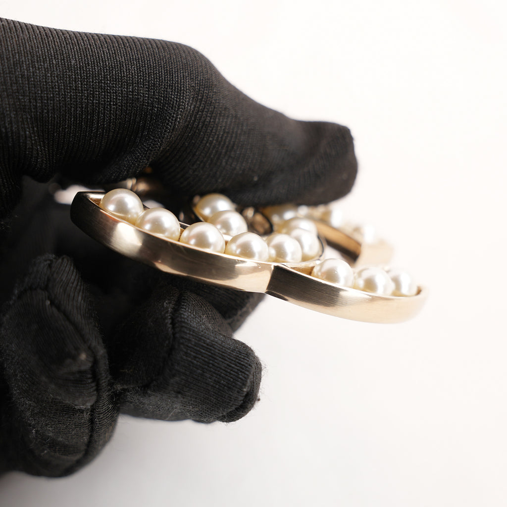 Chanel Spilla Vintage CC del 2015 in Metallo Dorato con Perle Bianche