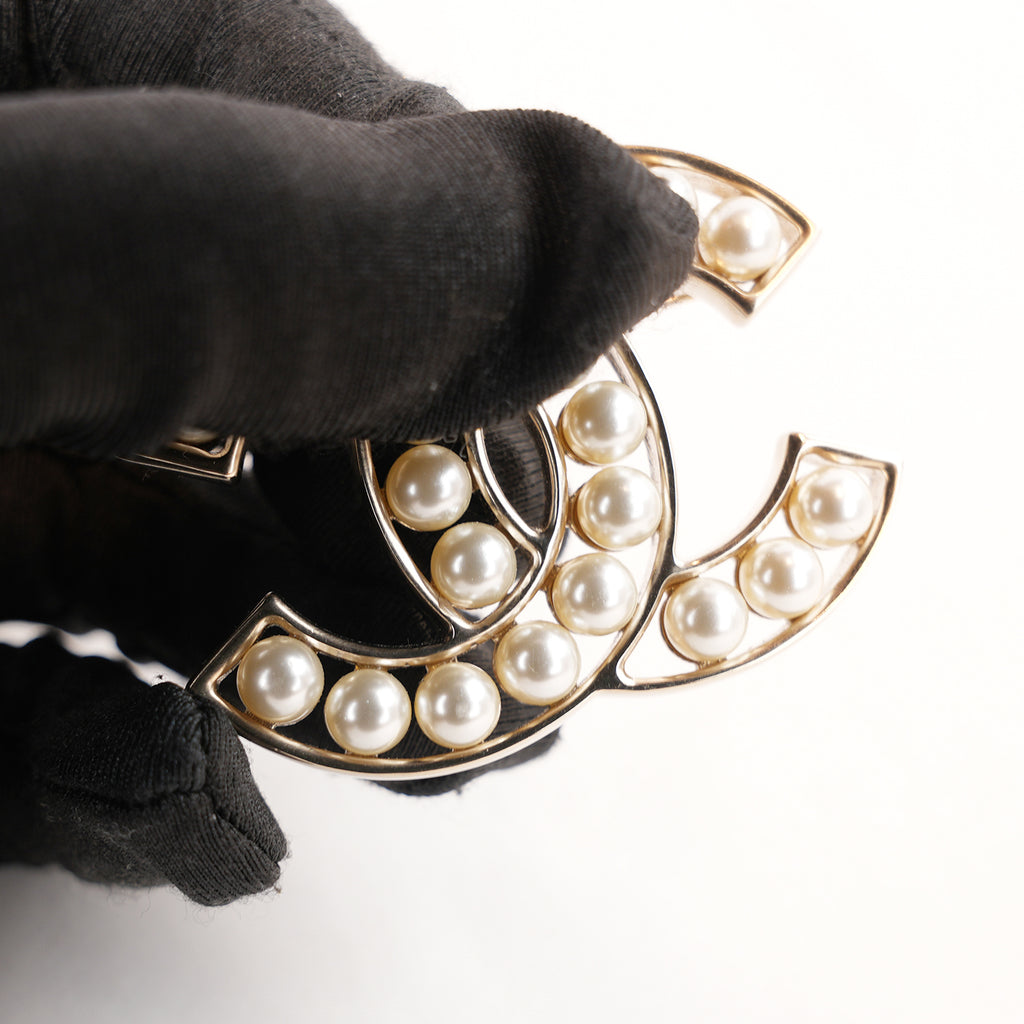 Chanel Spilla Vintage CC del 2015 in Metallo Dorato con Perle Bianche