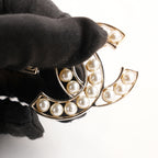 Chanel Spilla Vintage CC del 2015 in Metallo Dorato con Perle Bianche