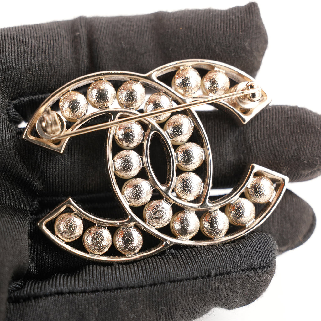 Chanel Spilla Vintage CC del 2015 in Metallo Dorato con Perle Bianche