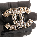 Chanel Spilla Vintage CC del 2015 in Metallo Dorato con Perle Bianche