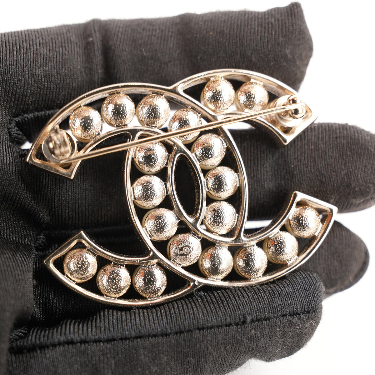 Chanel Spilla Vintage CC del 2015 in Metallo Dorato con Perle Bianche