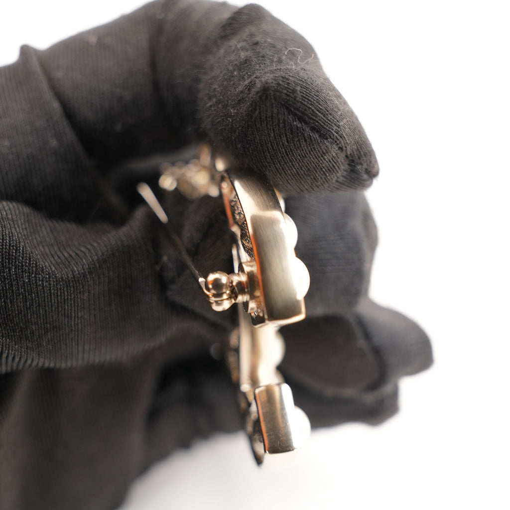 Chanel Spilla Vintage CC del 2015 in Metallo Dorato con Perle Bianche