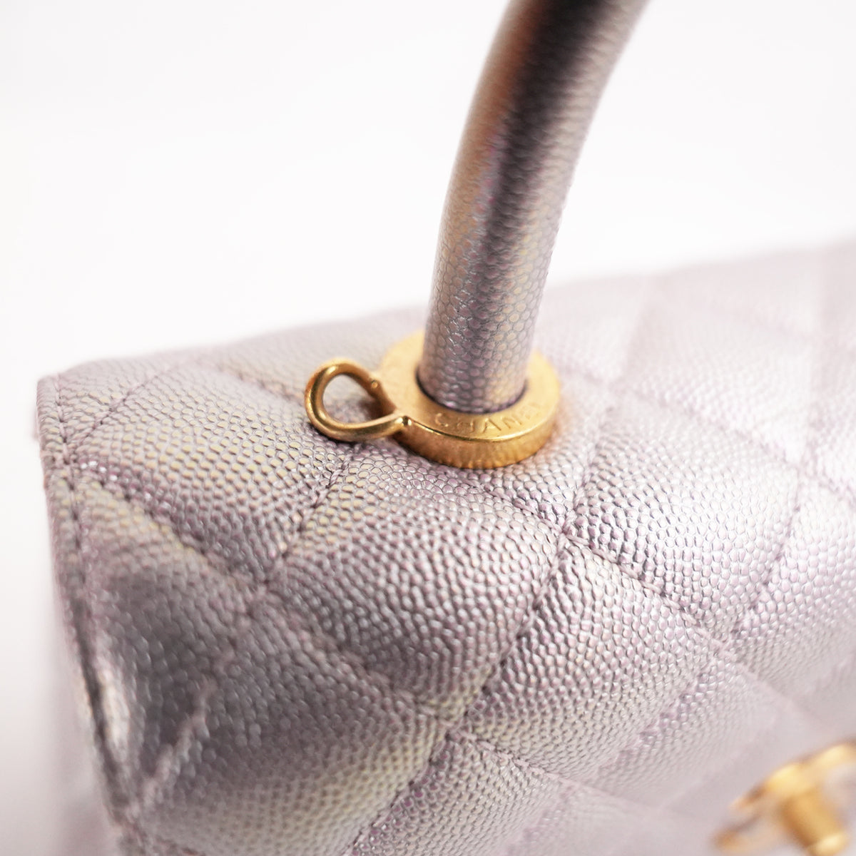 Chanel Coco Handle Small Iridescente Lilla in Pelle Caviar con Hardware Dorato