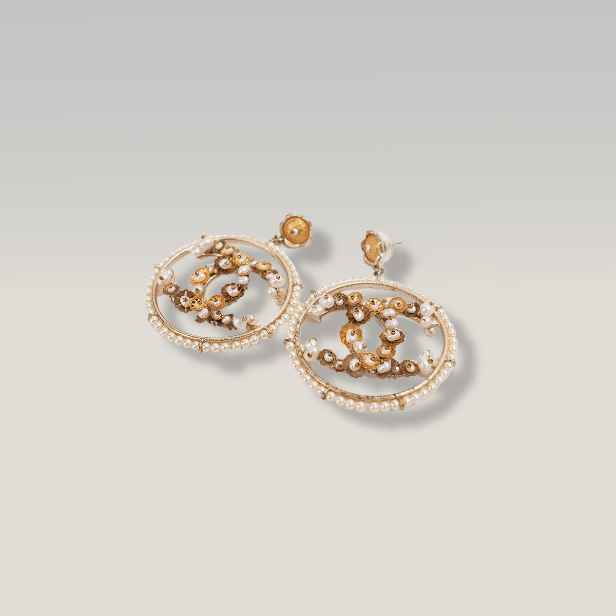 Chanel Orecchini Pendenti Vintage del 2018 in Metallo Dorato con Logo CC, Fiori e Perle Bianche