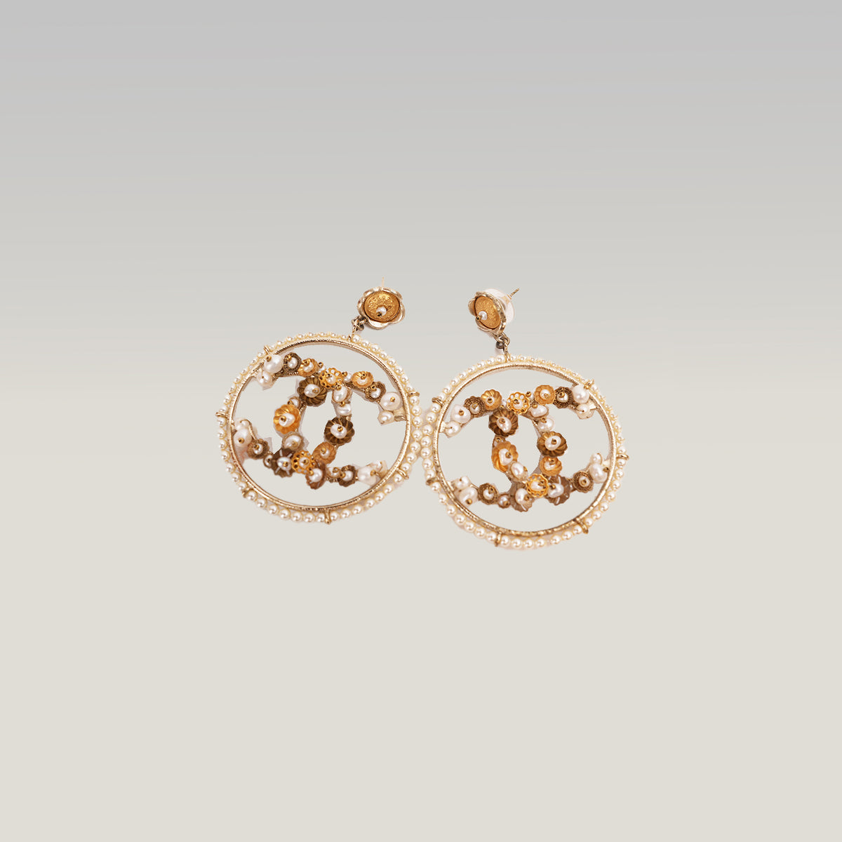 Chanel Orecchini Pendenti Vintage del 2018 in Metallo Dorato con Logo CC, Fiori e Perle Bianche