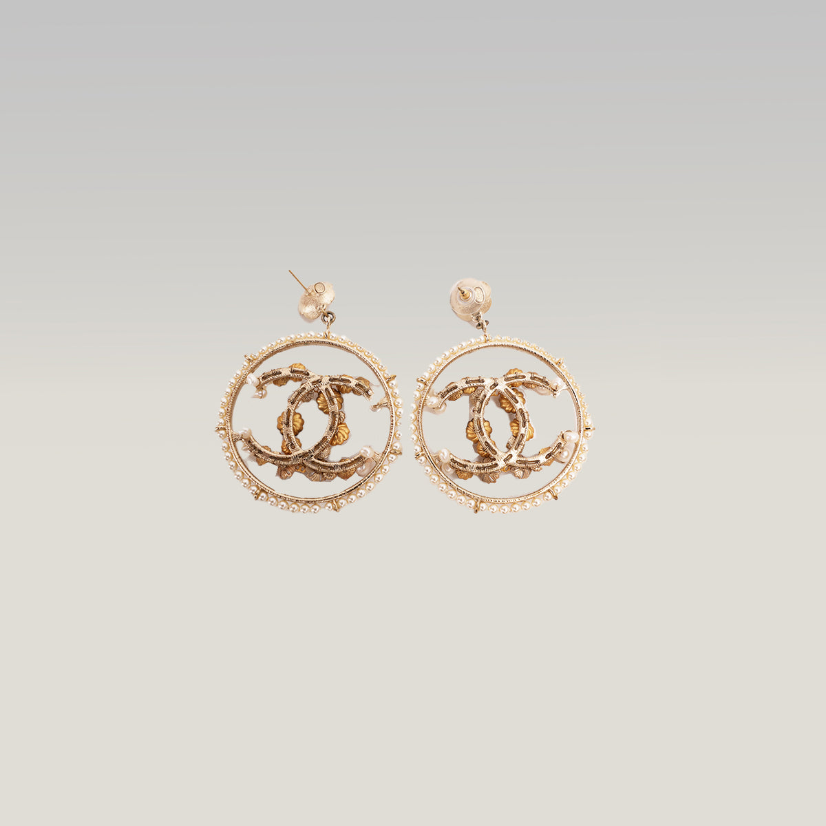 Chanel Orecchini Pendenti Vintage del 2018 in Metallo Dorato con Logo CC, Fiori e Perle Bianche