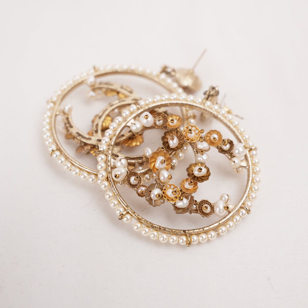 Chanel Orecchini Pendenti Vintage del 2018 in Metallo Dorato con Logo CC, Fiori e Perle Bianche