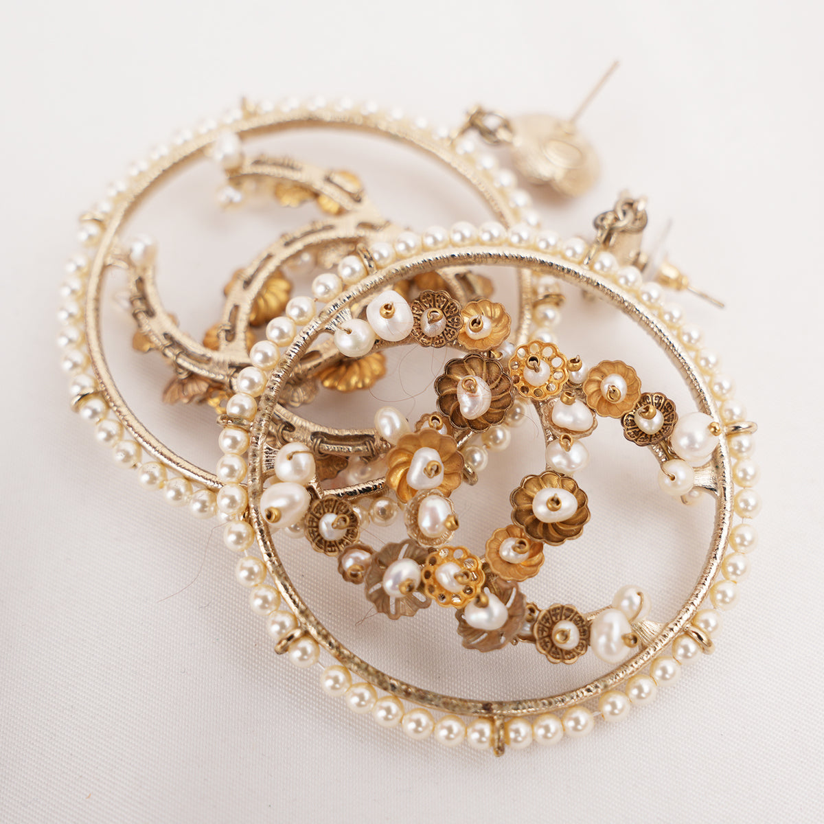 Chanel Orecchini Pendenti Vintage del 2018 in Metallo Dorato con Logo CC, Fiori e Perle Bianche
