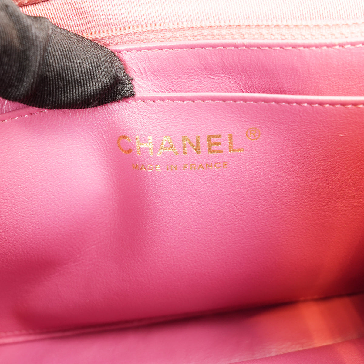 Chanel Classic Flap Medium Rosa in Pelle di Agnello con Hardware Dorato e Charm