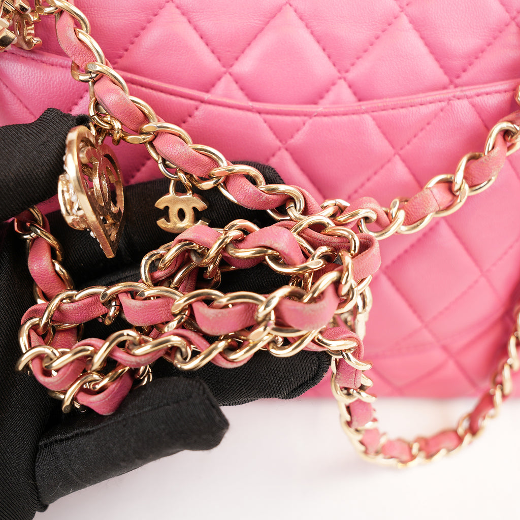 Chanel Classic Flap Medium Rosa in Pelle di Agnello con Hardware Dorato e Charm