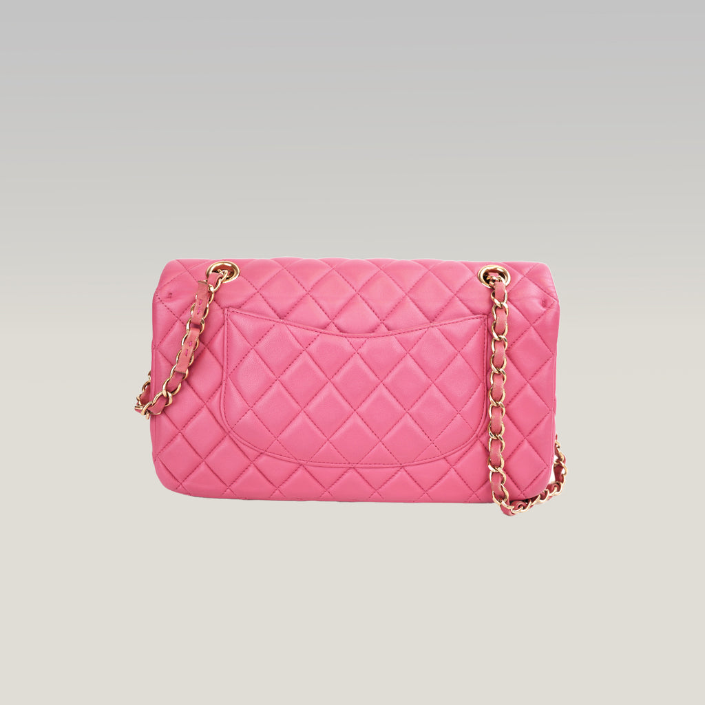 Chanel Classic Flap Medium Rosa in Pelle di Agnello con Hardware Dorato e Charm
