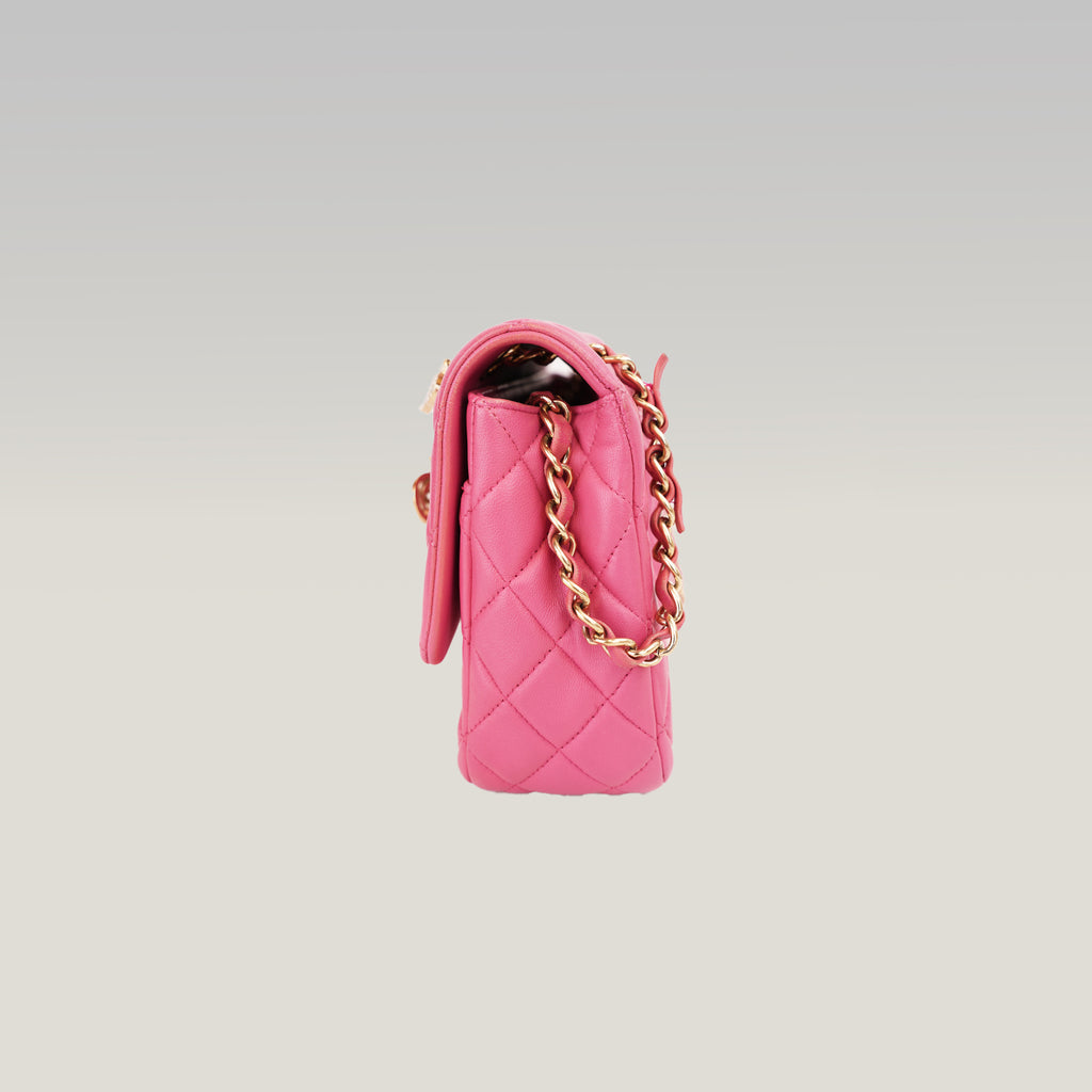 Chanel Classic Flap Medium Rosa in Pelle di Agnello con Hardware Dorato e Charm