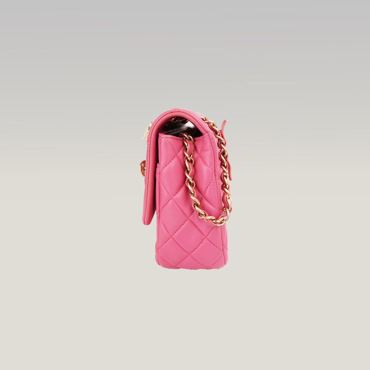 Chanel Classic Flap Medium Rosa in Pelle di Agnello con Hardware Dorato e Charm