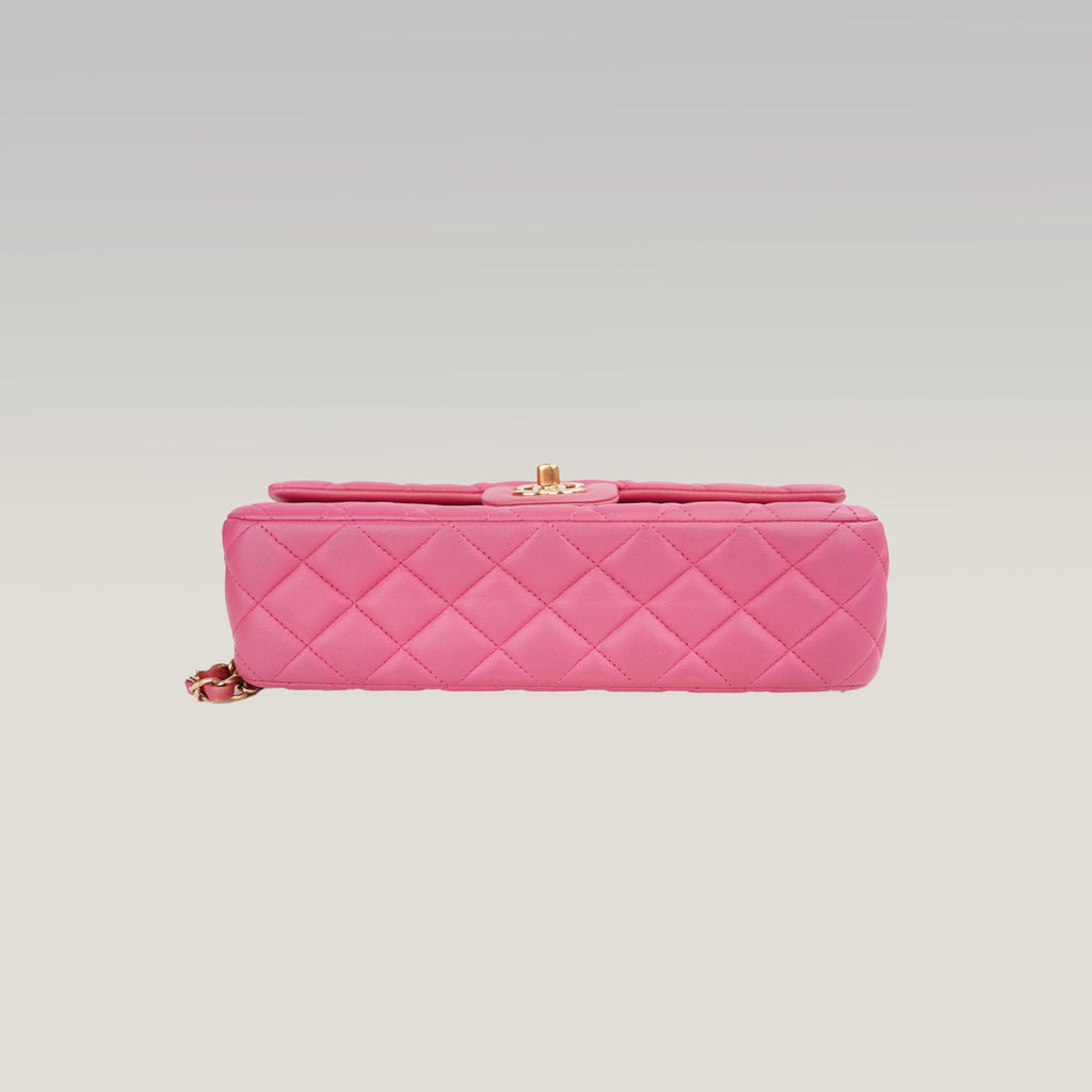 Chanel Classic Flap Medium Rosa in Pelle di Agnello con Hardware Dorato e Charm