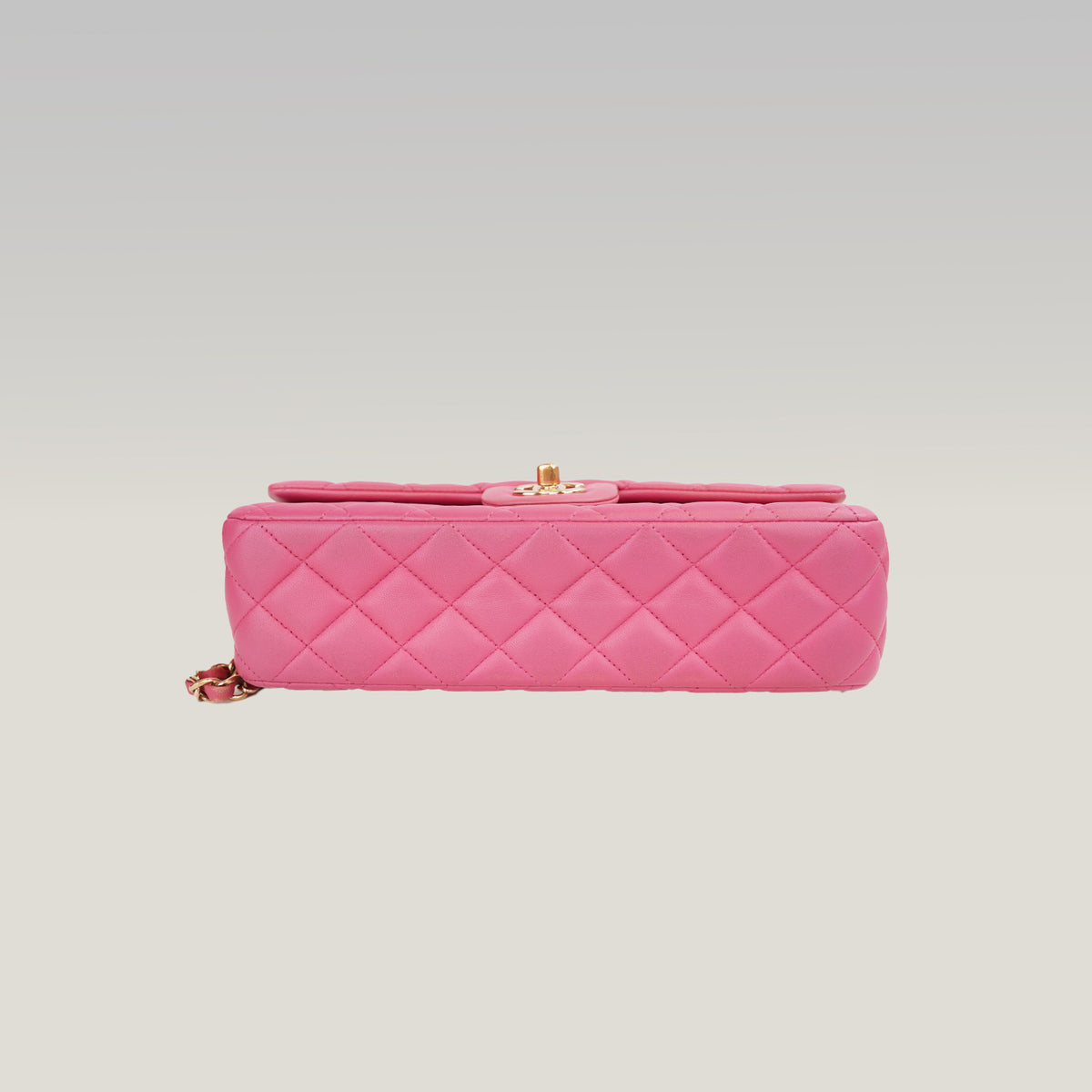Chanel Classic Flap Medium Rosa in Pelle di Agnello con Hardware Dorato e Charm