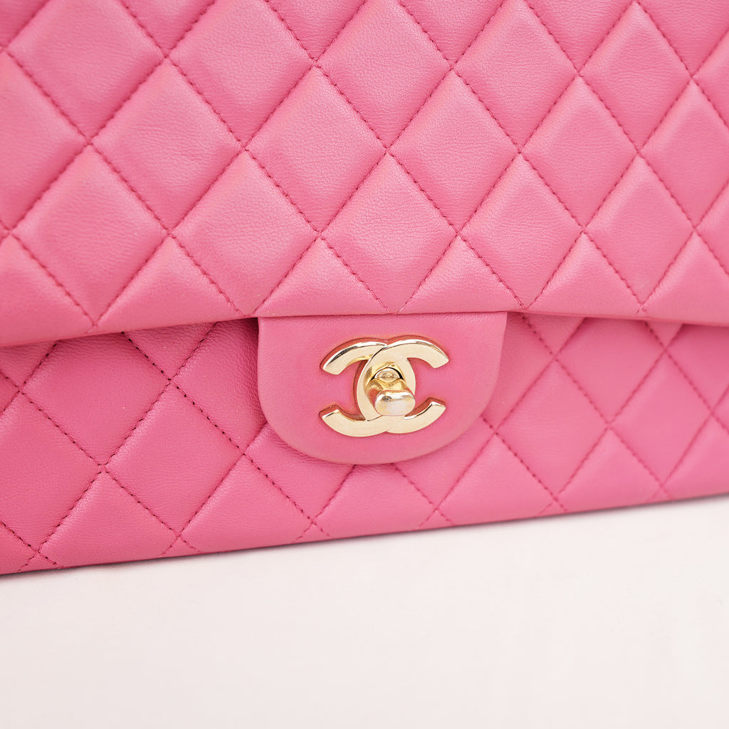 Chanel Classic Flap Medium Rosa in Pelle di Agnello con Hardware Dorato e Charm