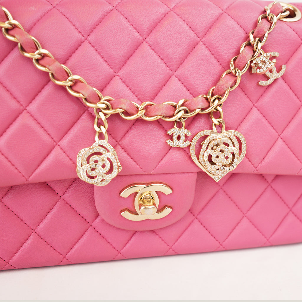 Chanel Classic Flap Medium Rosa in Pelle di Agnello con Hardware Dorato e Charm