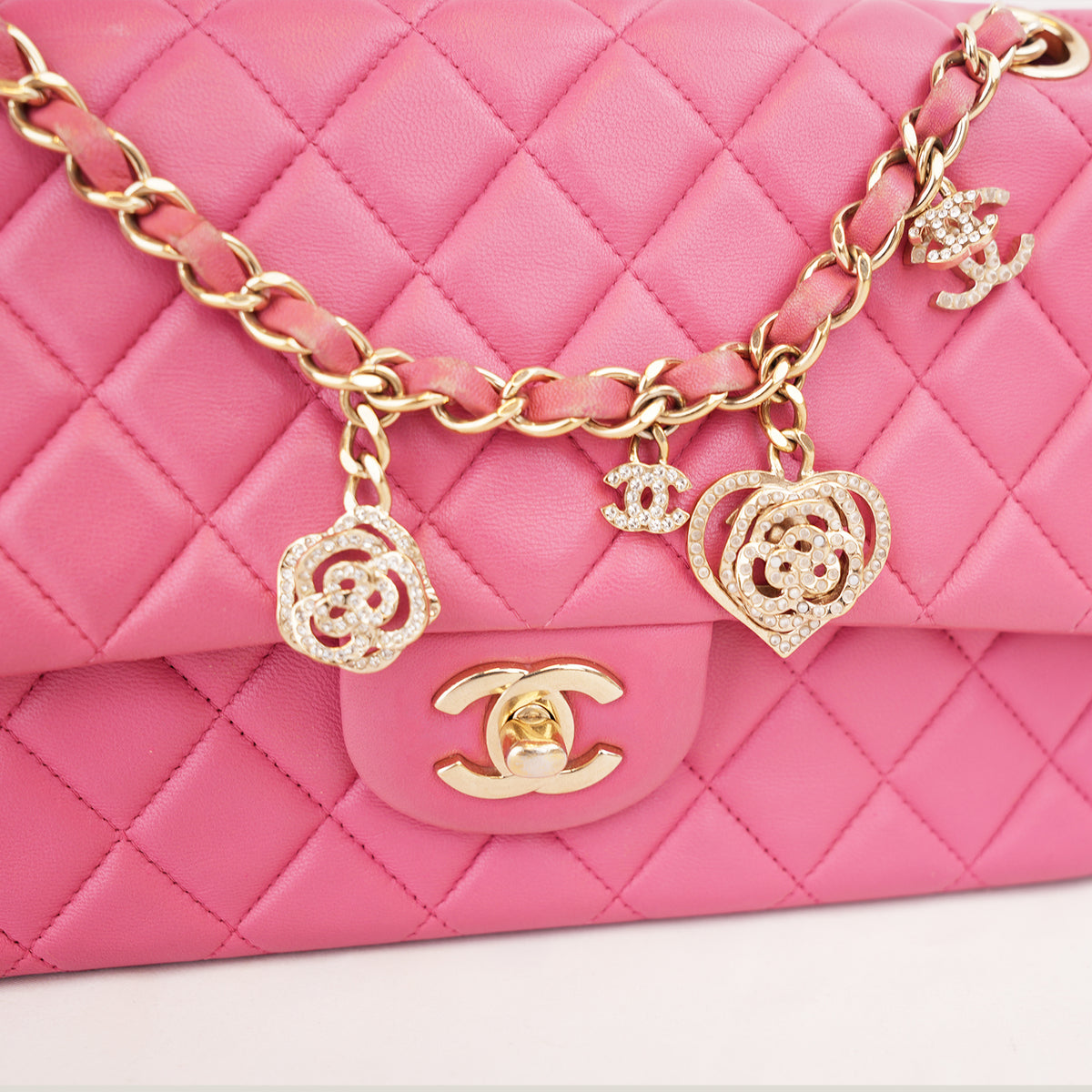 Chanel Classic Flap Medium Rosa in Pelle di Agnello con Hardware Dorato e Charm