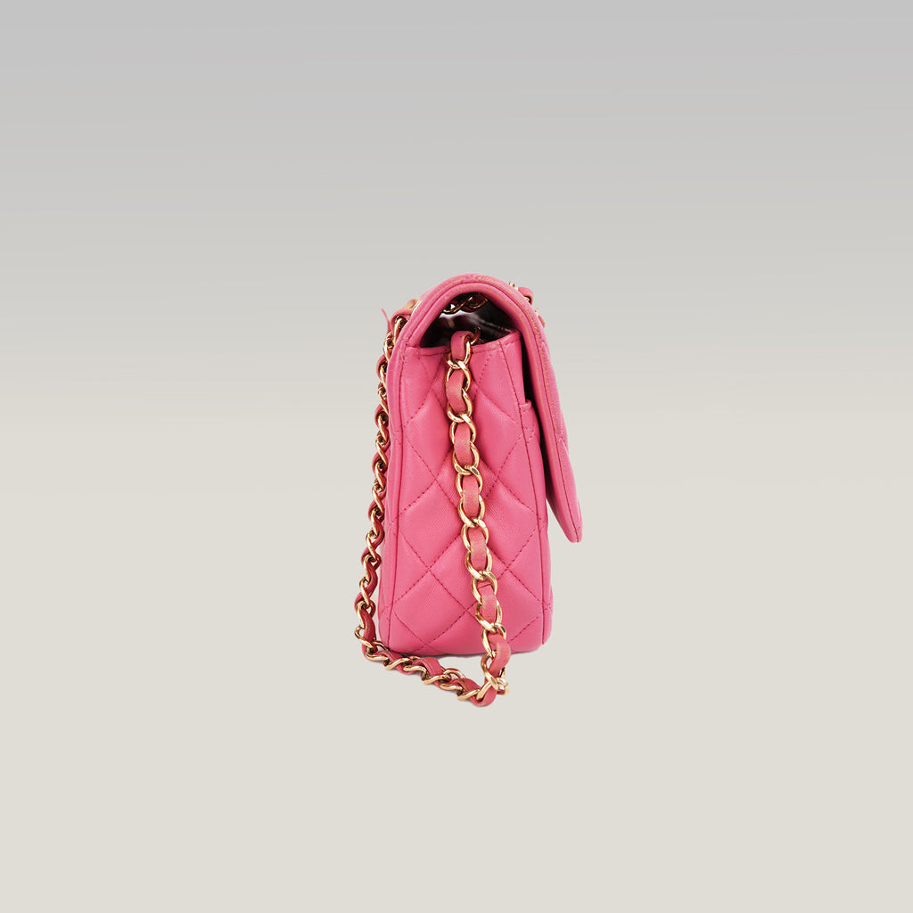 Chanel Classic Flap Medium Rosa in Pelle di Agnello con Hardware Dorato e Charm