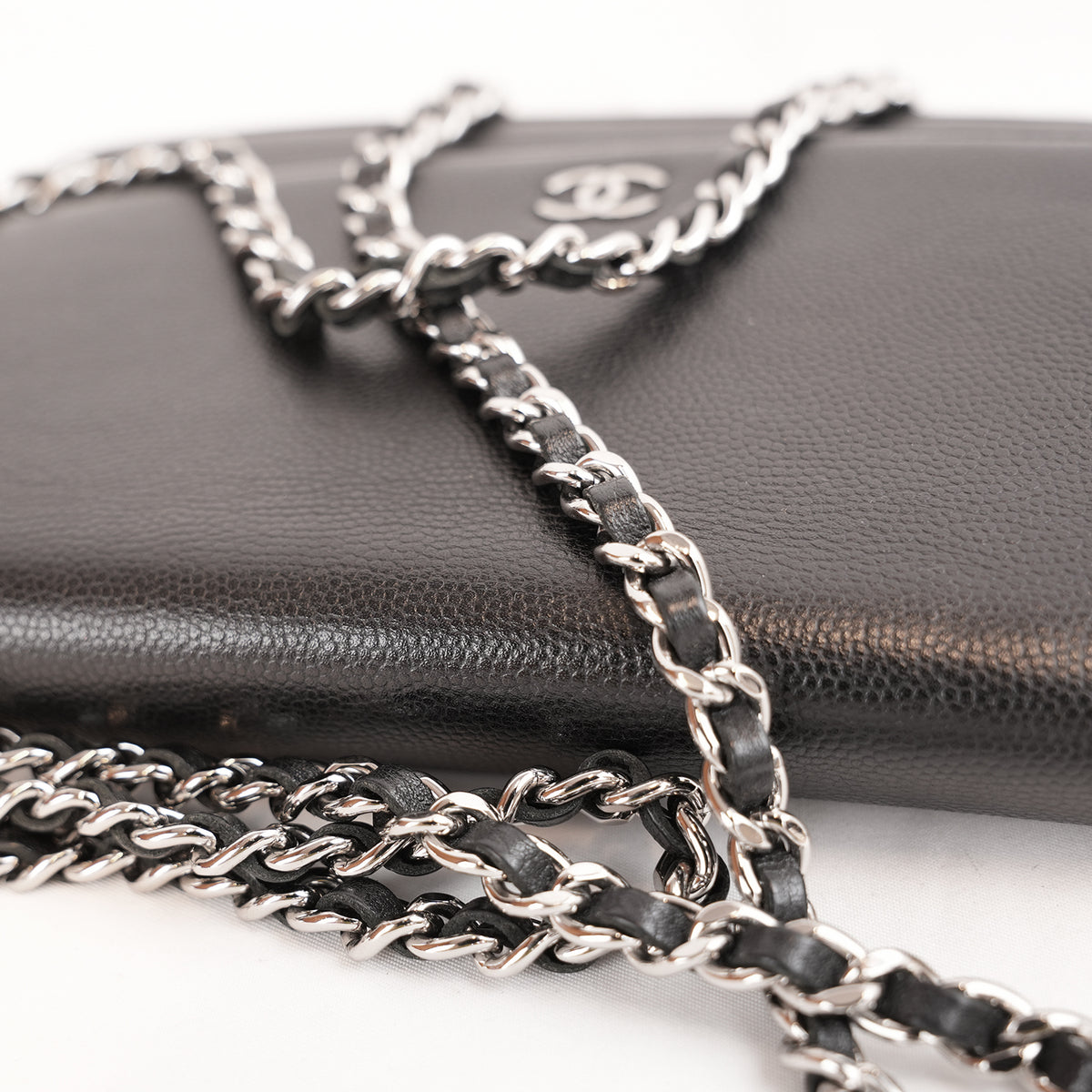 Chanel Sevruga Wallet on Chain WOC in Pelle Nera con Logo CC Argentato – 2016