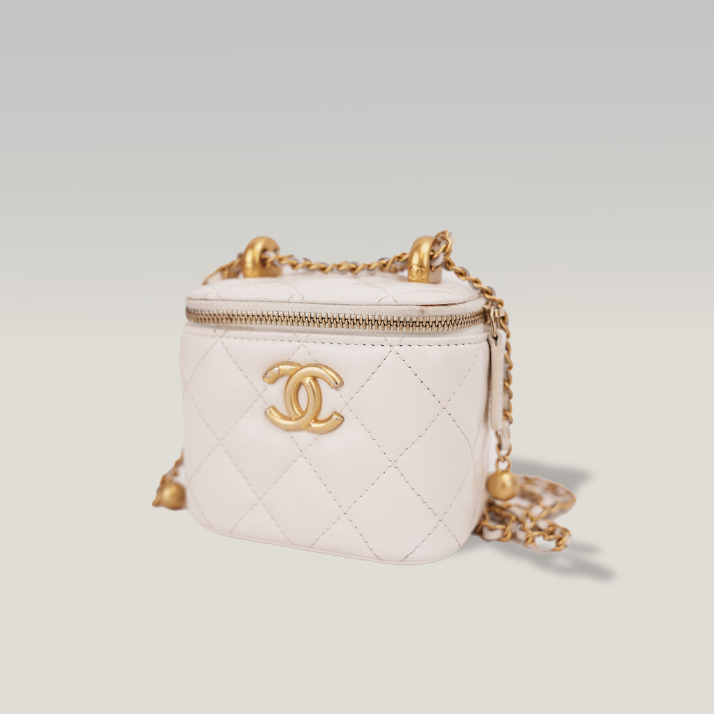 Chanel Mini Vanity Borsa a Spalla in Pelle di Agnello Bianca Matelassé con Catena
