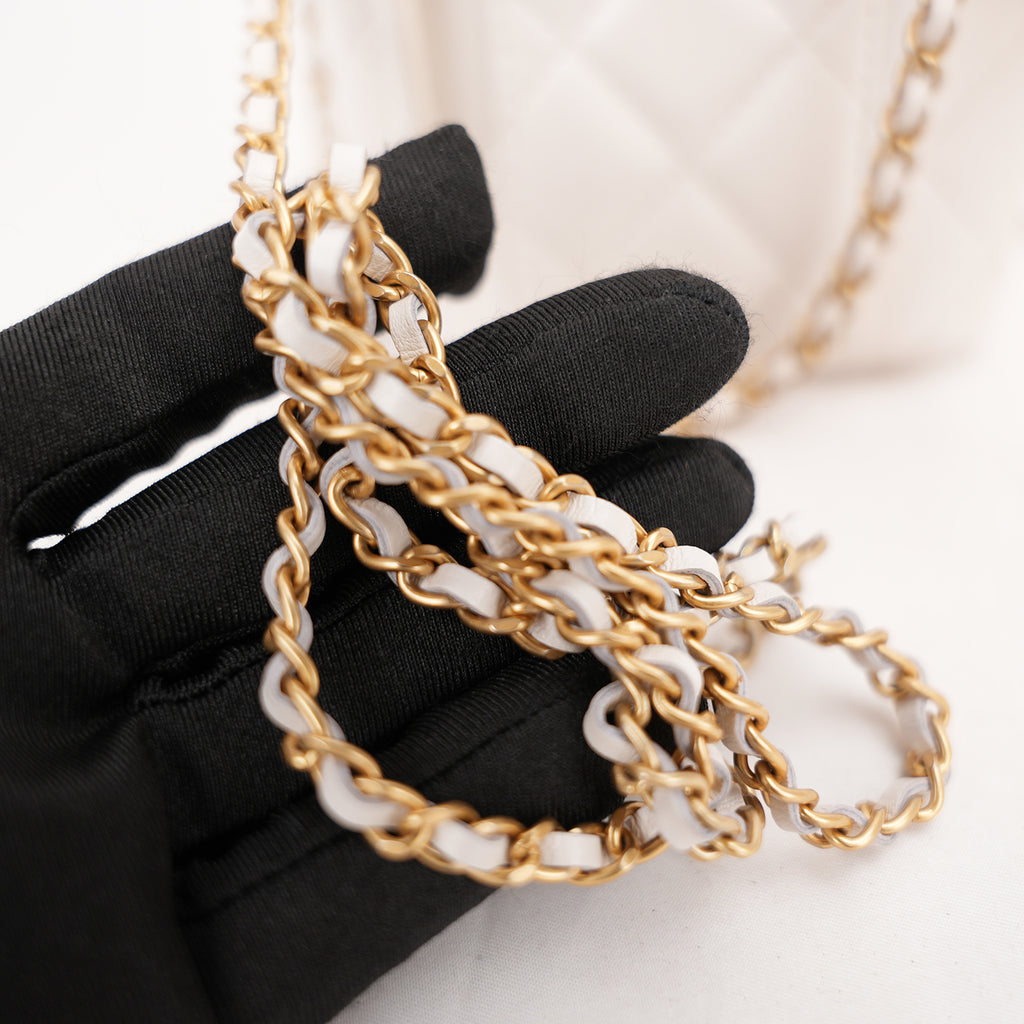 Chanel Mini Vanity Borsa a Spalla in Pelle di Agnello Bianca Matelassé con Catena