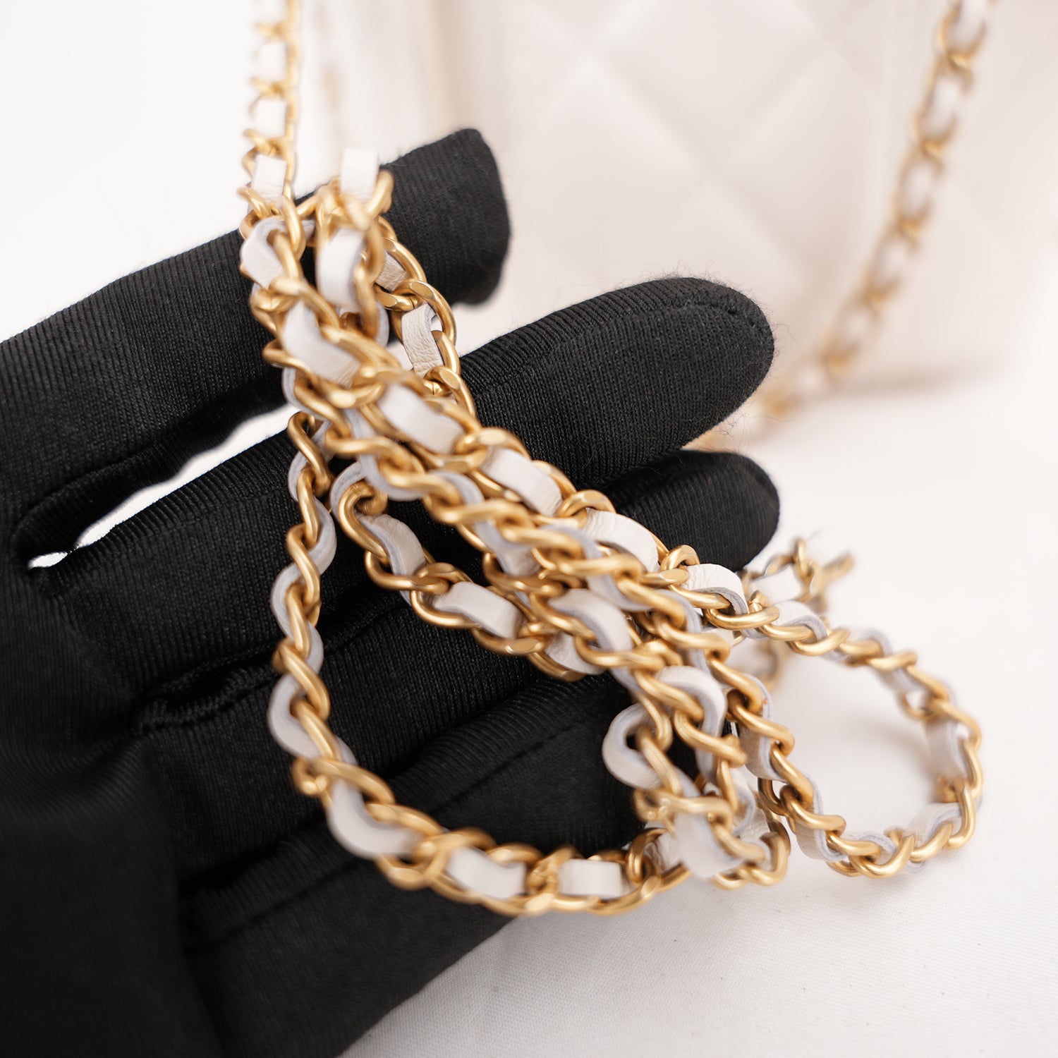 Chanel Mini Vanity Borsa a Spalla in Pelle di Agnello Bianca Matelassé con Catena