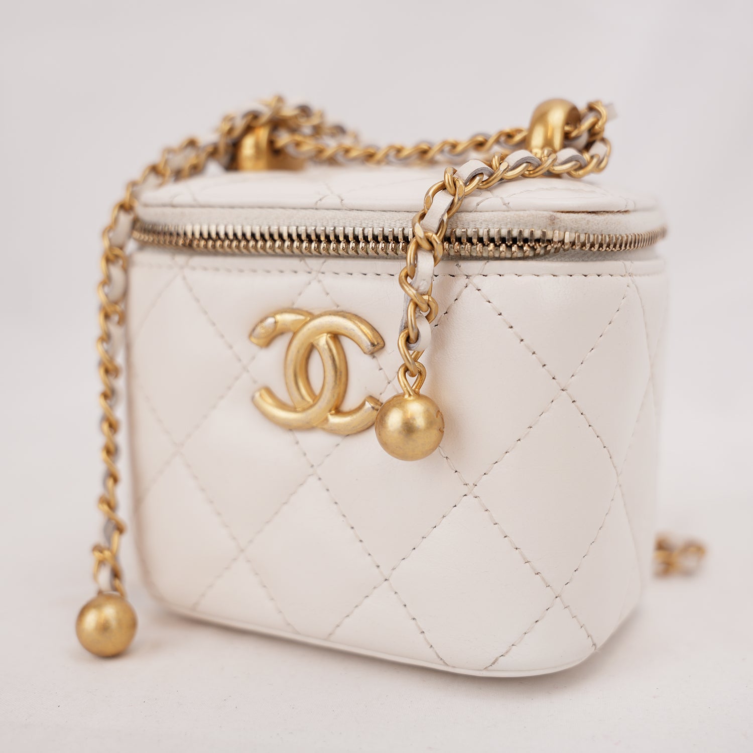 Chanel Mini Vanity Borsa a Spalla in Pelle di Agnello Bianca Matelassé con Catena