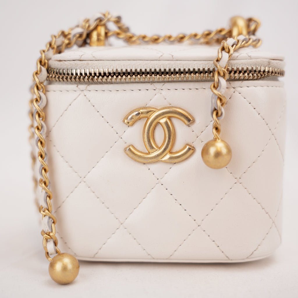 Chanel Mini Vanity Borsa a Spalla in Pelle di Agnello Bianca Matelassé con Catena
