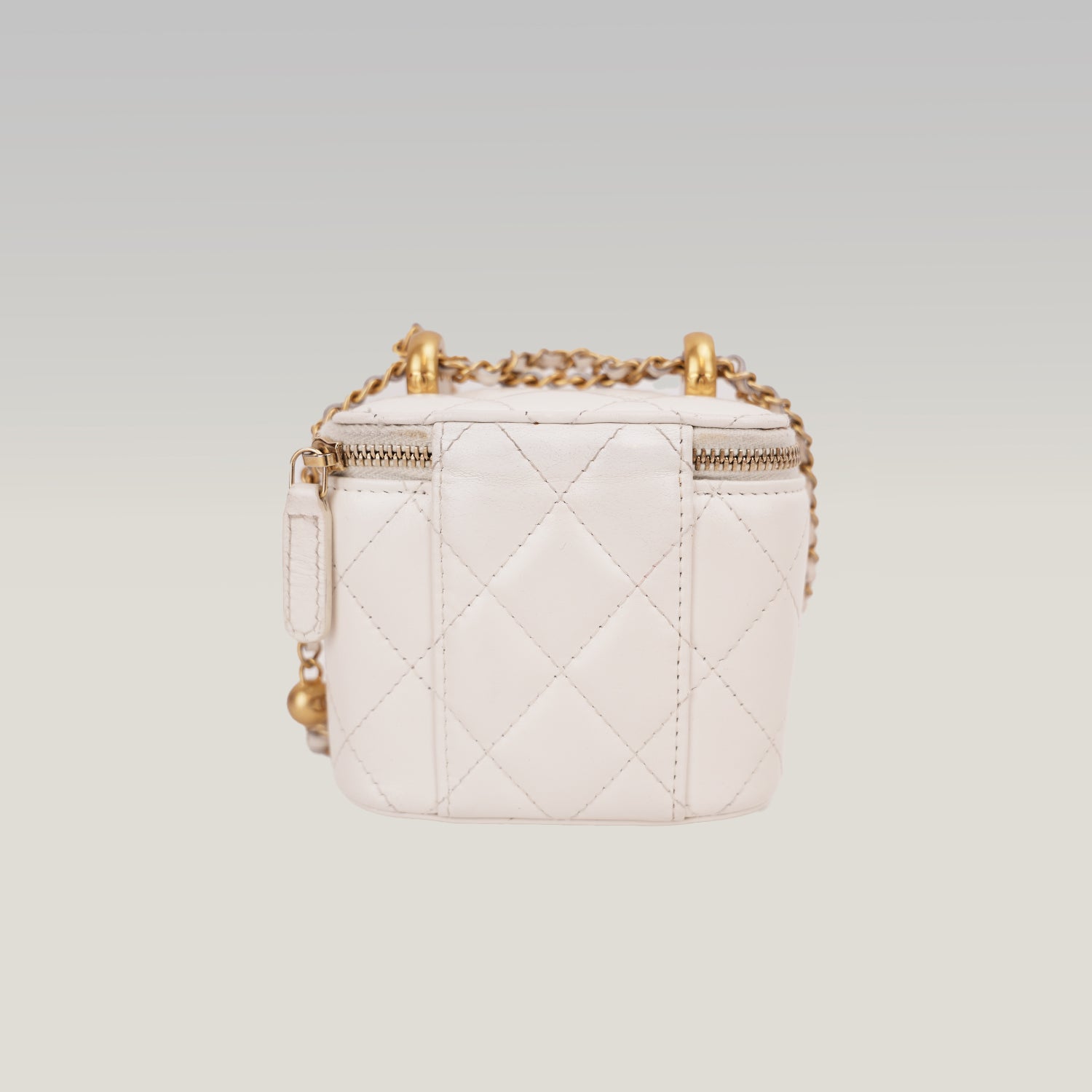Chanel Mini Vanity Borsa a Spalla in Pelle di Agnello Bianca Matelassé con Catena