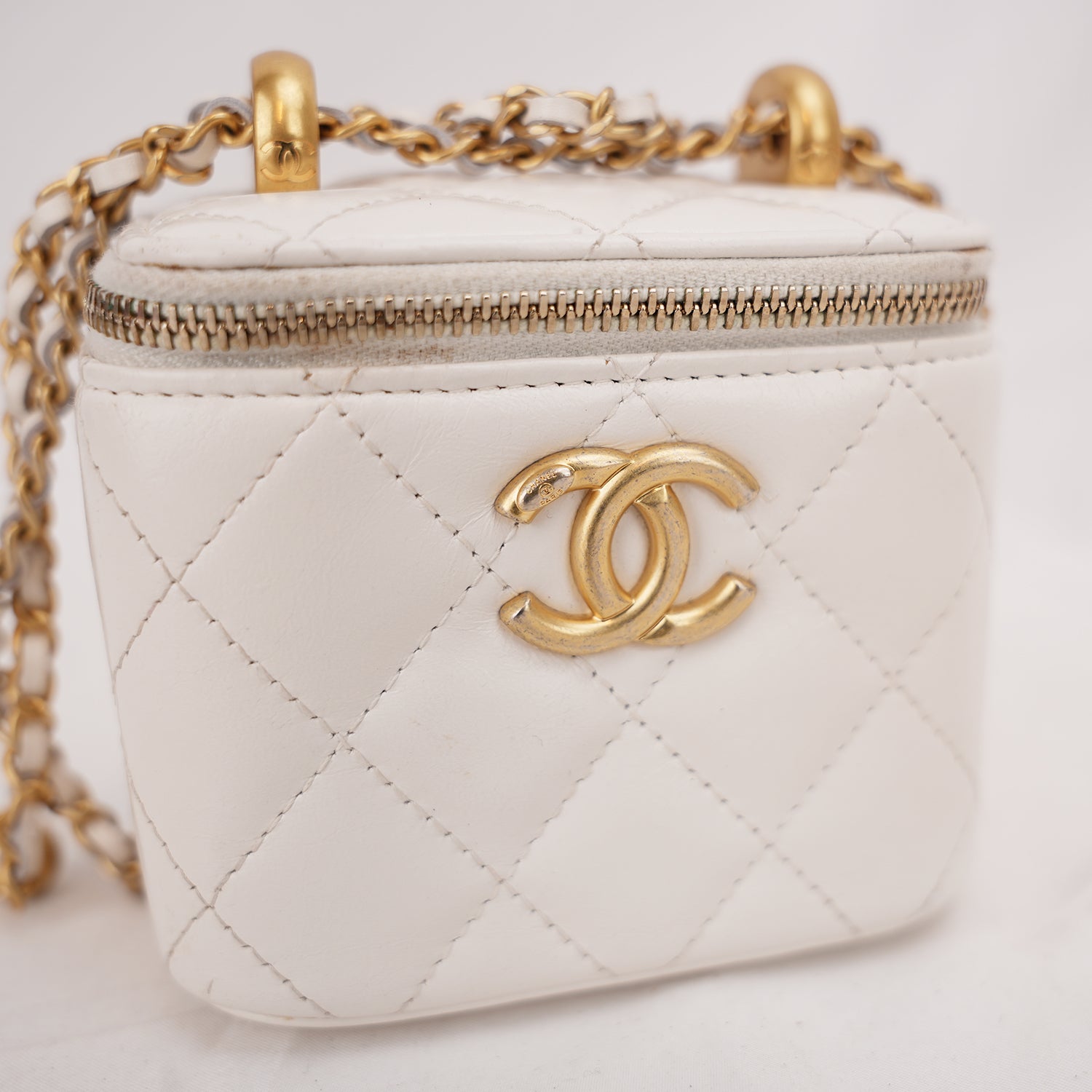 Chanel Mini Vanity Borsa a Spalla in Pelle di Agnello Bianca Matelassé con Catena