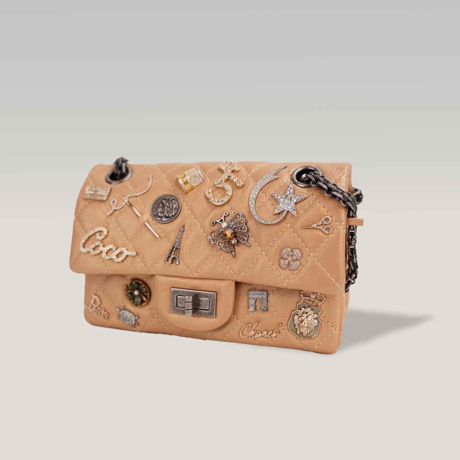 Chanel Reissue Lucky Charms Mini in Pelle di Vitello Beige con Catena e Charm