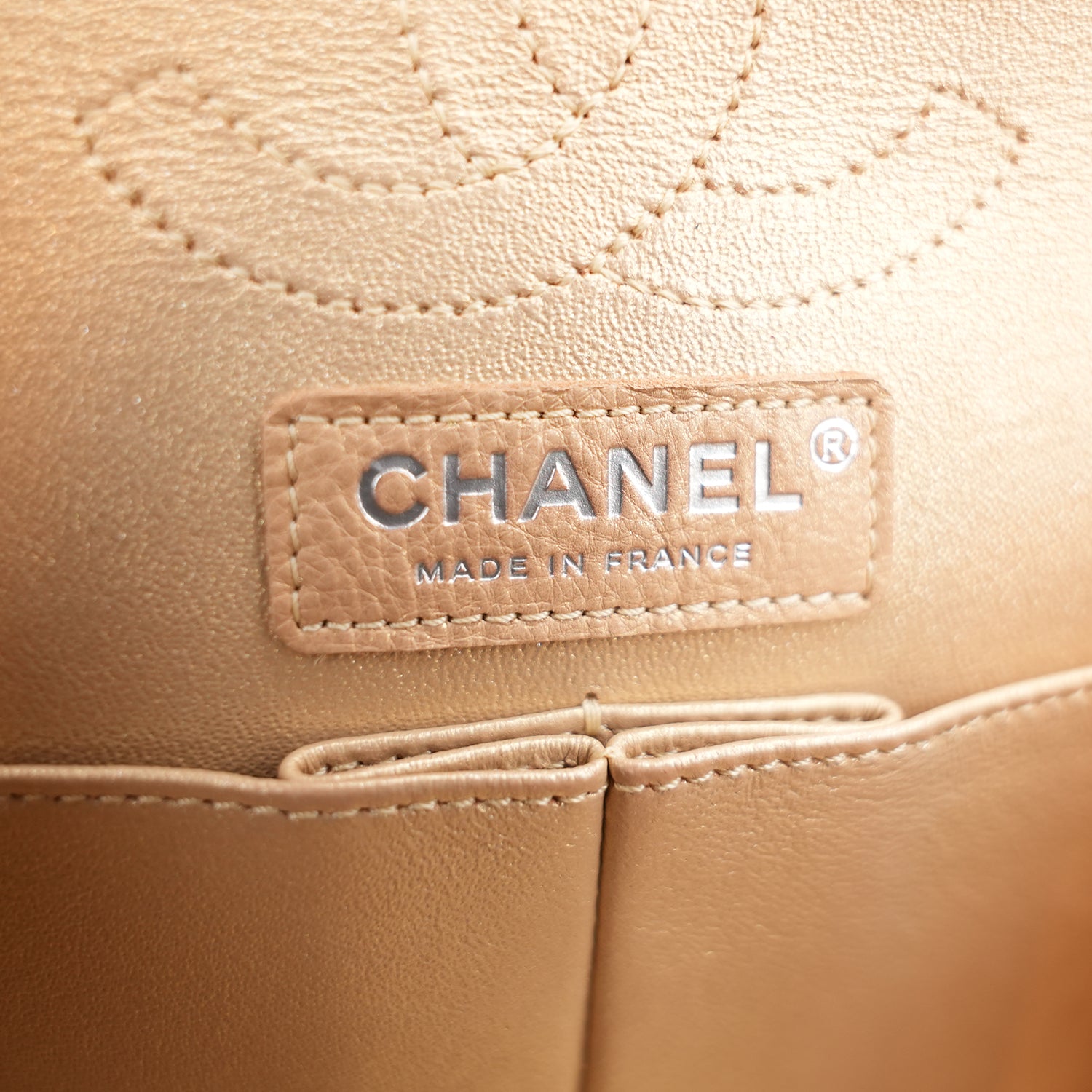 Chanel Reissue Lucky Charms Mini in Pelle di Vitello Beige con Catena e Charm