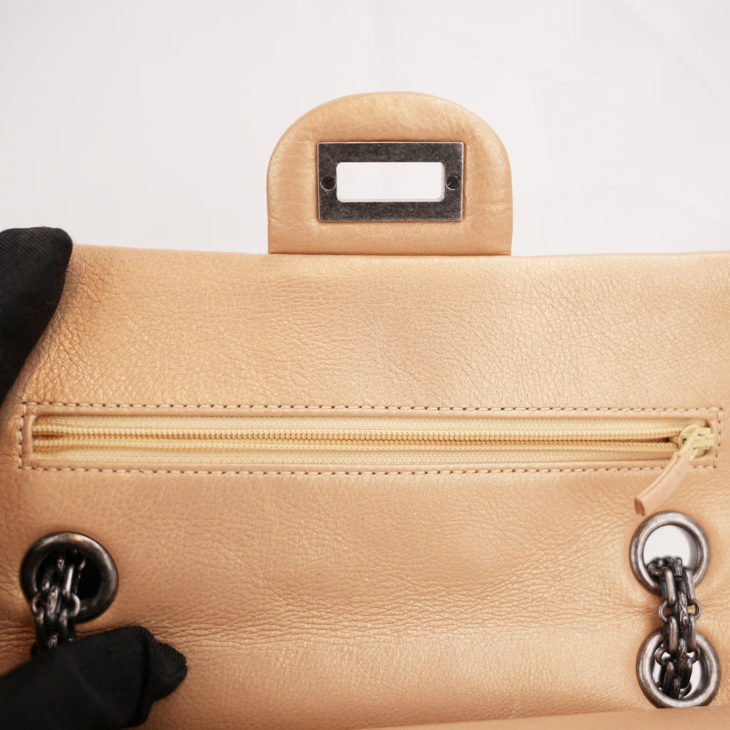 Chanel Reissue Lucky Charms Mini in Pelle di Vitello Beige con Catena e Charm