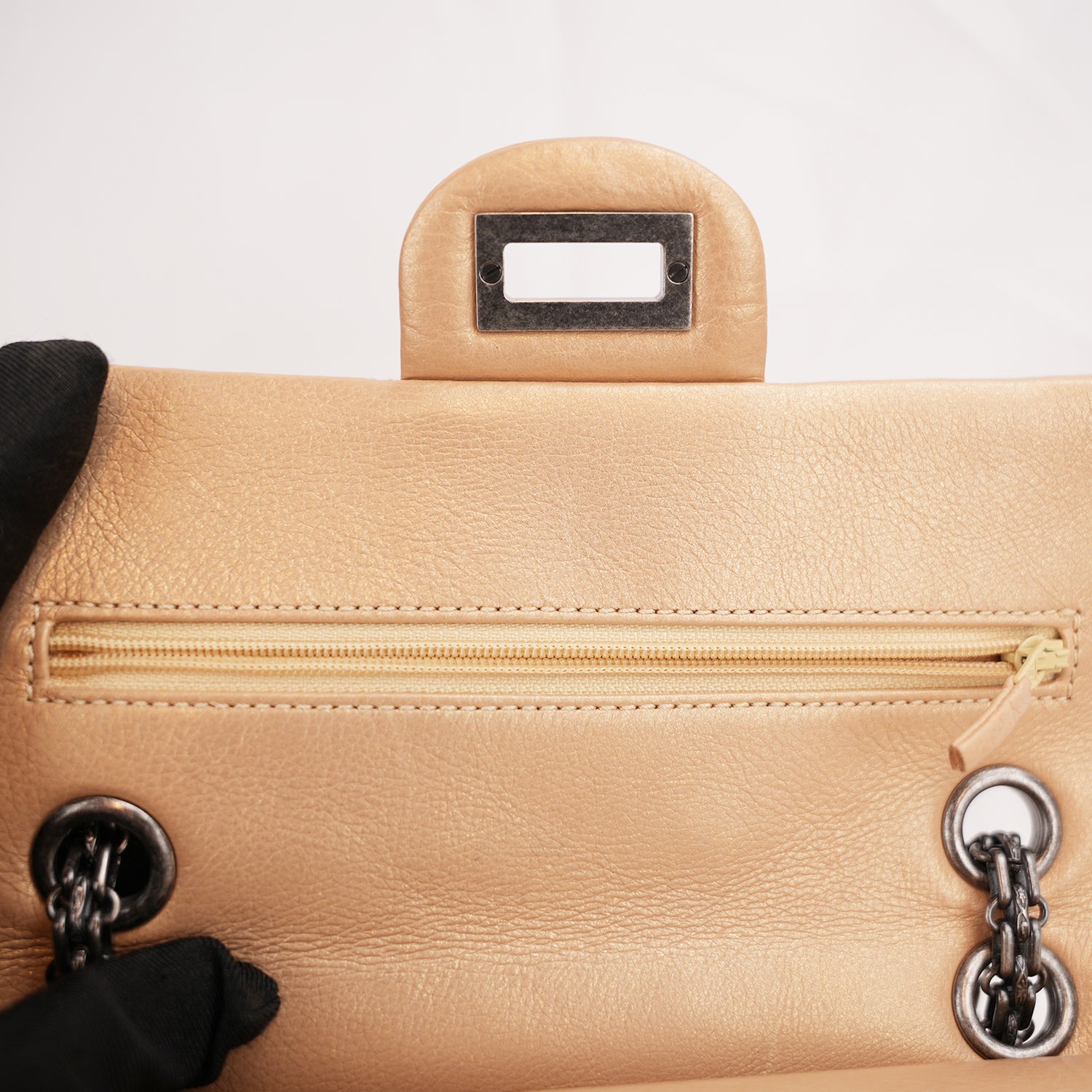 Chanel Reissue Lucky Charms Mini in Pelle di Vitello Beige con Catena e Charm