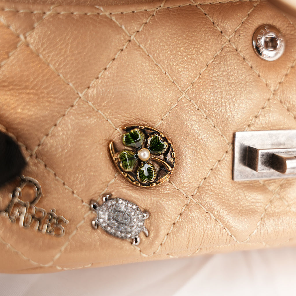 Chanel Reissue Lucky Charms Mini in Pelle di Vitello Beige con Catena e Charm