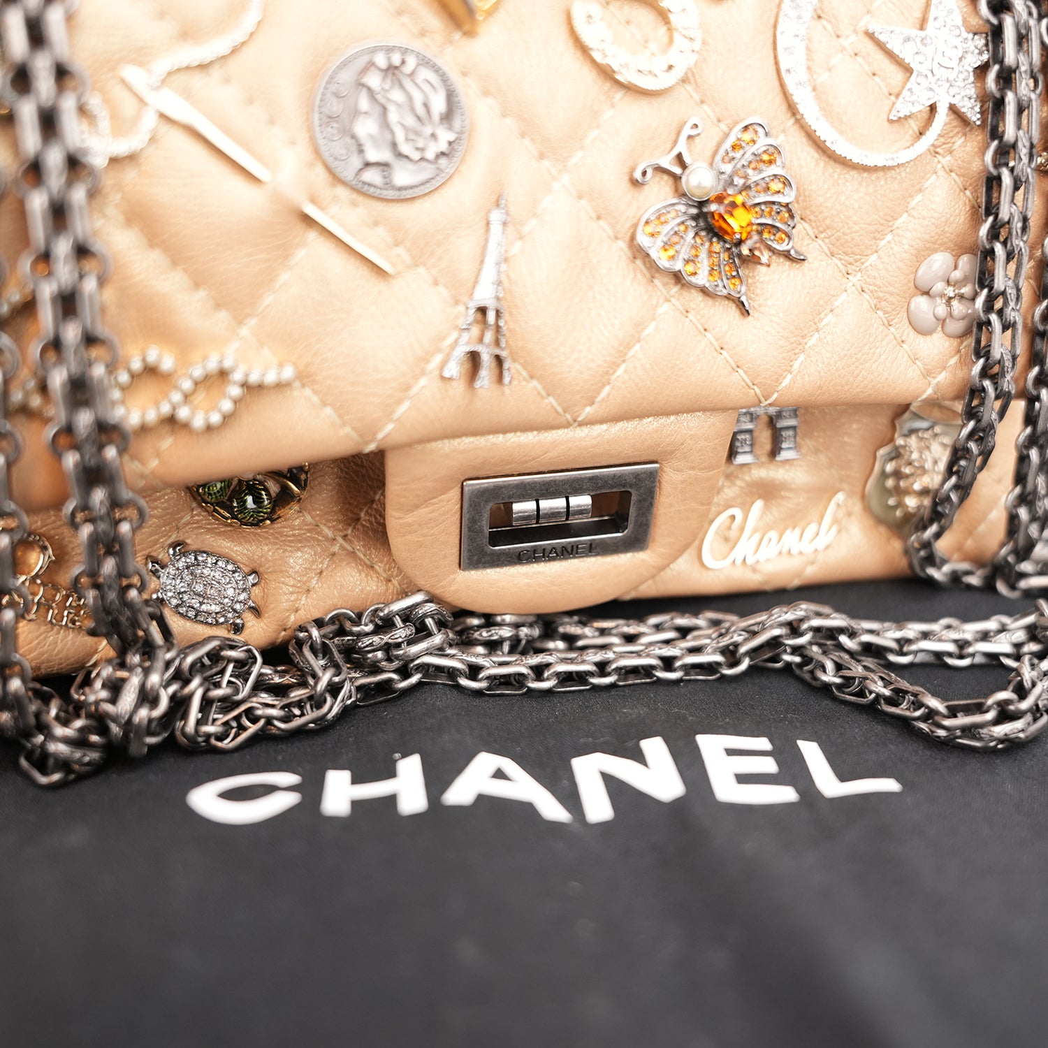 Chanel Reissue Lucky Charms Mini in Pelle di Vitello Beige con Catena e Charm