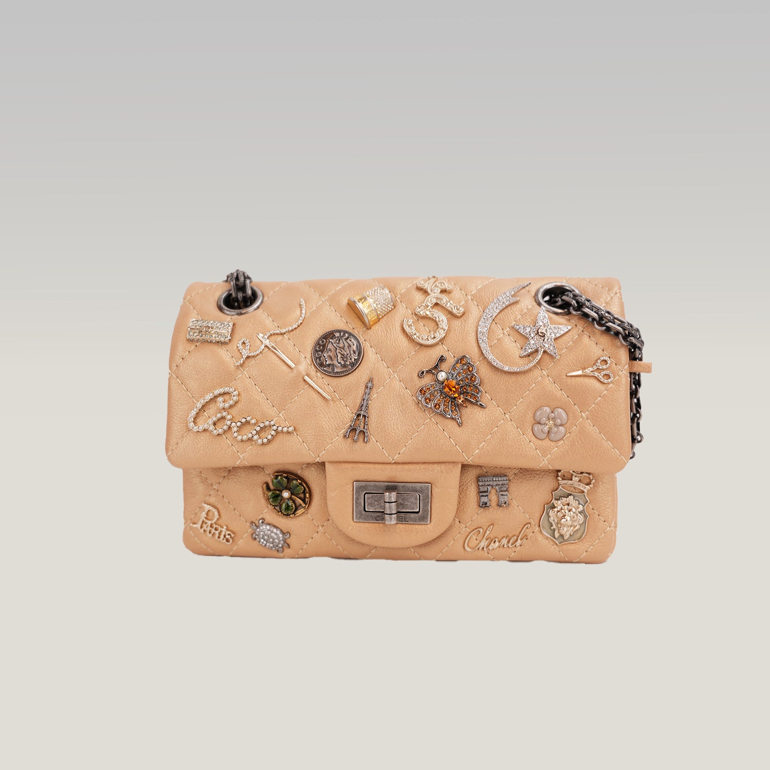 Chanel Reissue Lucky Charms Mini in Pelle di Vitello Beige con Catena e Charm