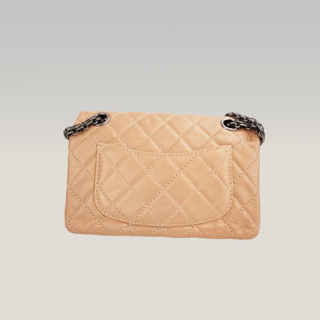 Chanel Reissue Lucky Charms Mini in Pelle di Vitello Beige con Catena e Charm