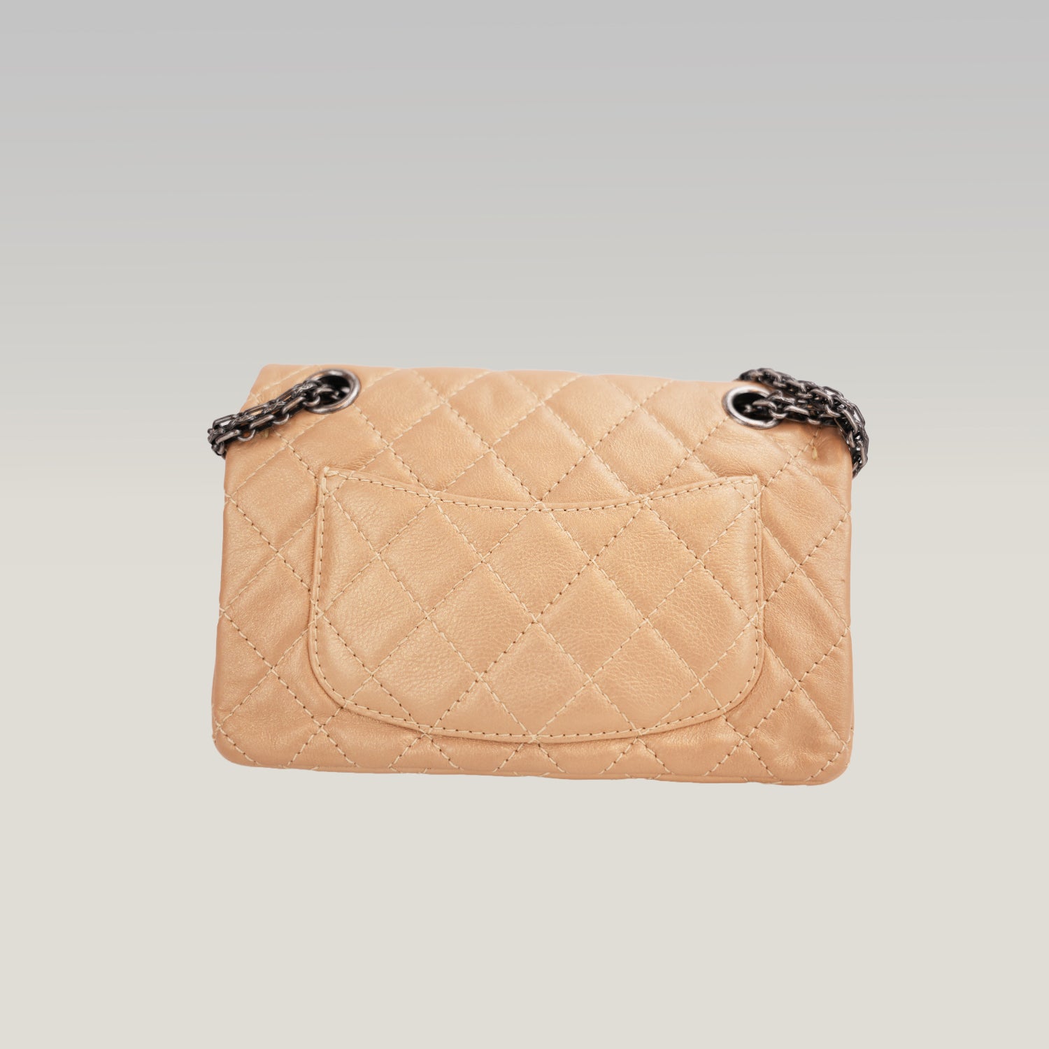 Chanel Reissue Lucky Charms Mini in Pelle di Vitello Beige con Catena e Charm