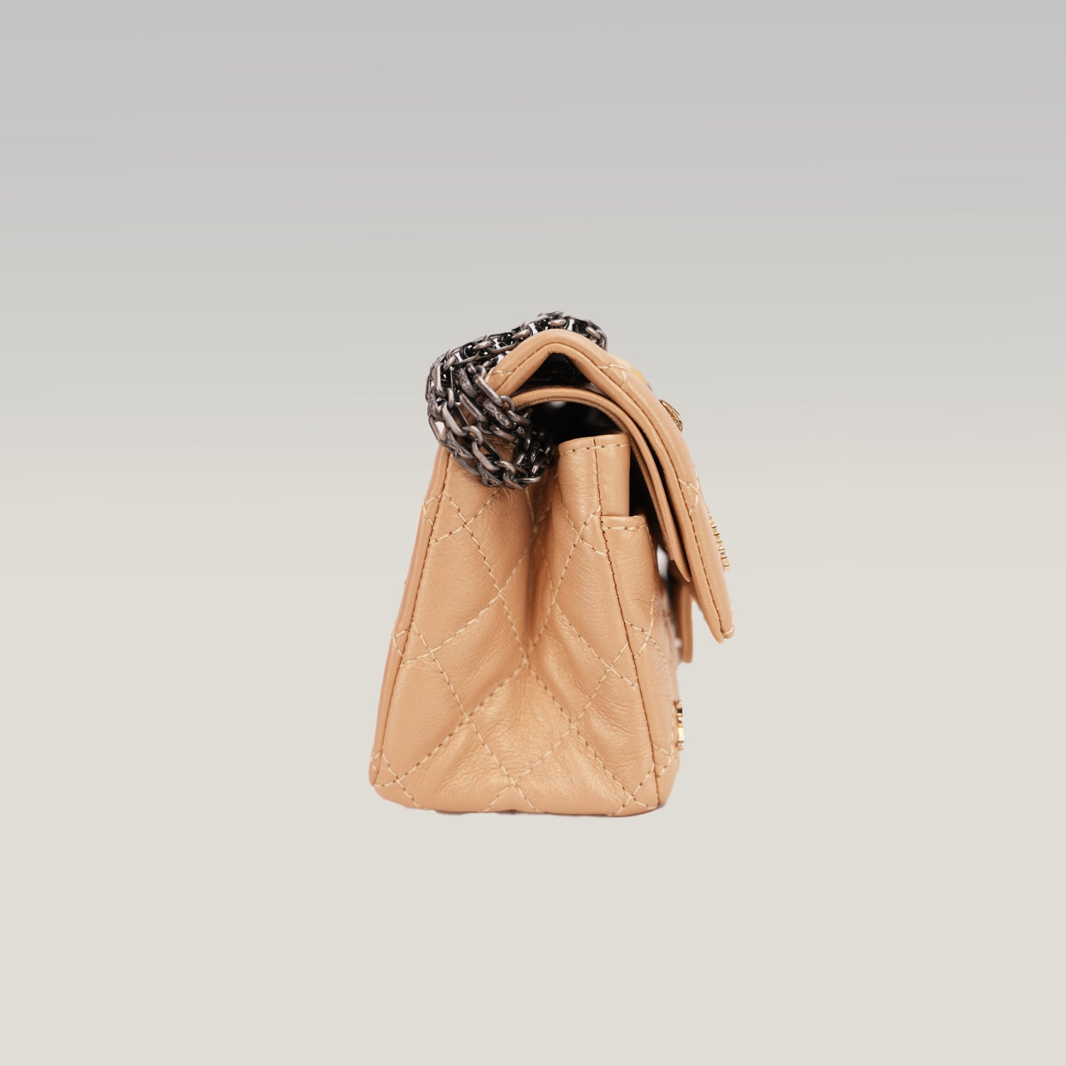 Chanel Reissue Lucky Charms Mini in Pelle di Vitello Beige con Catena e Charm