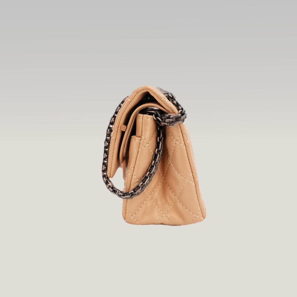 Chanel Reissue Lucky Charms Mini in Pelle di Vitello Beige con Catena e Charm