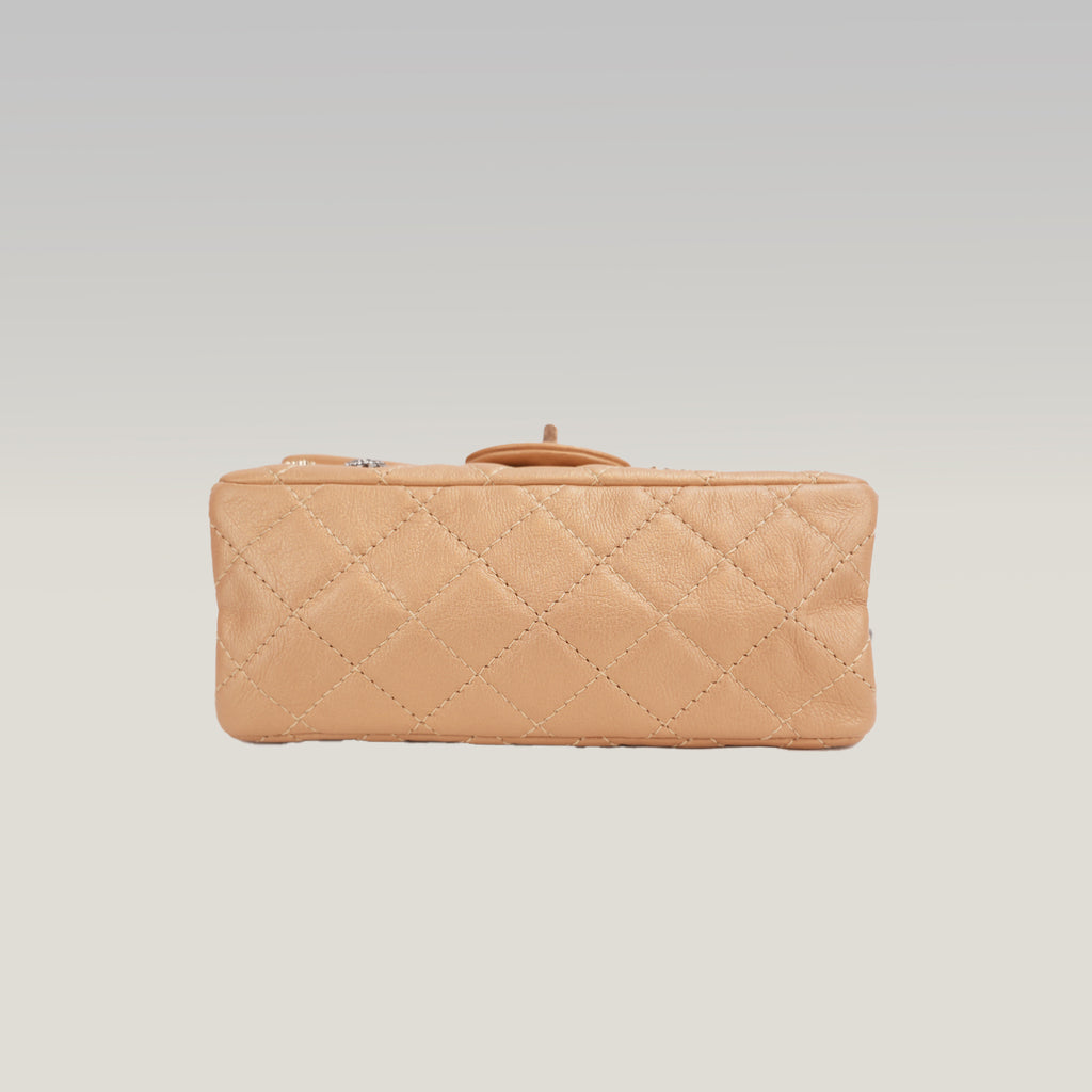 Chanel Reissue Lucky Charms Mini in Pelle di Vitello Beige con Catena e Charm